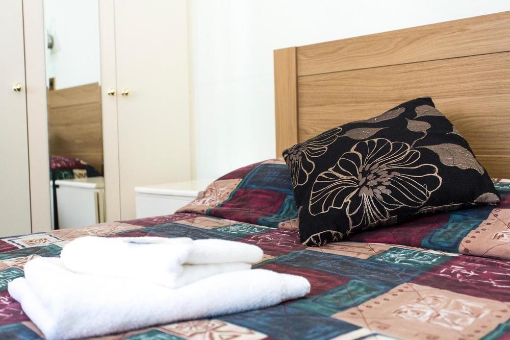 Oyo Ridgeway Hotel Чингфорд Екстериор снимка