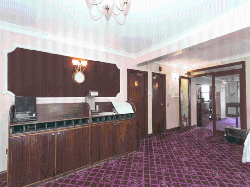 Oyo Ridgeway Hotel Чингфорд Екстериор снимка
