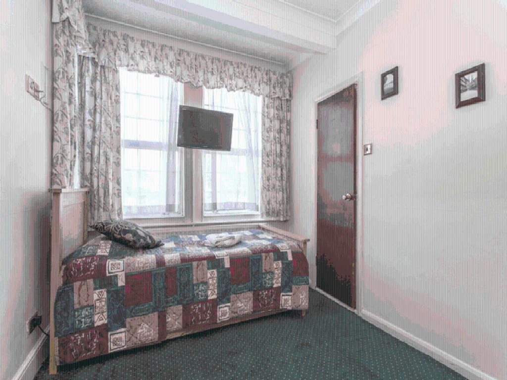 Oyo Ridgeway Hotel Чингфорд Стая снимка