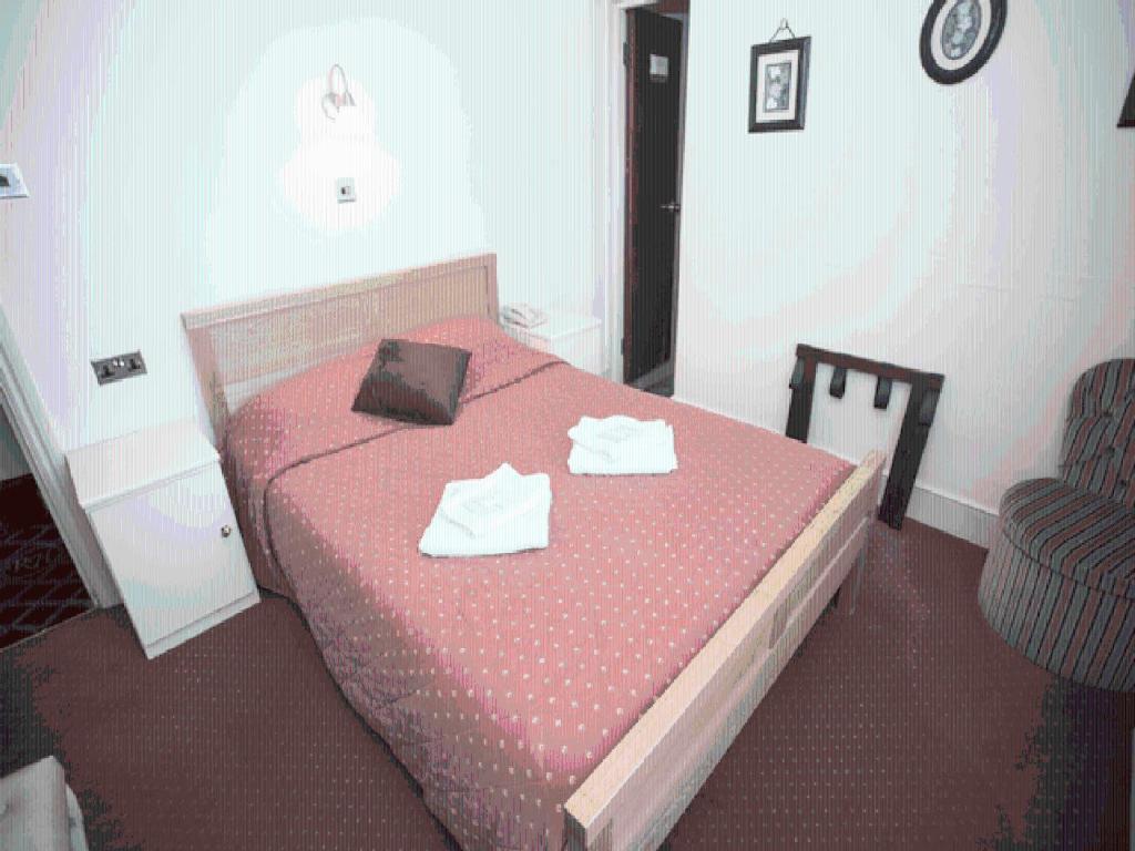 Oyo Ridgeway Hotel Чингфорд Стая снимка