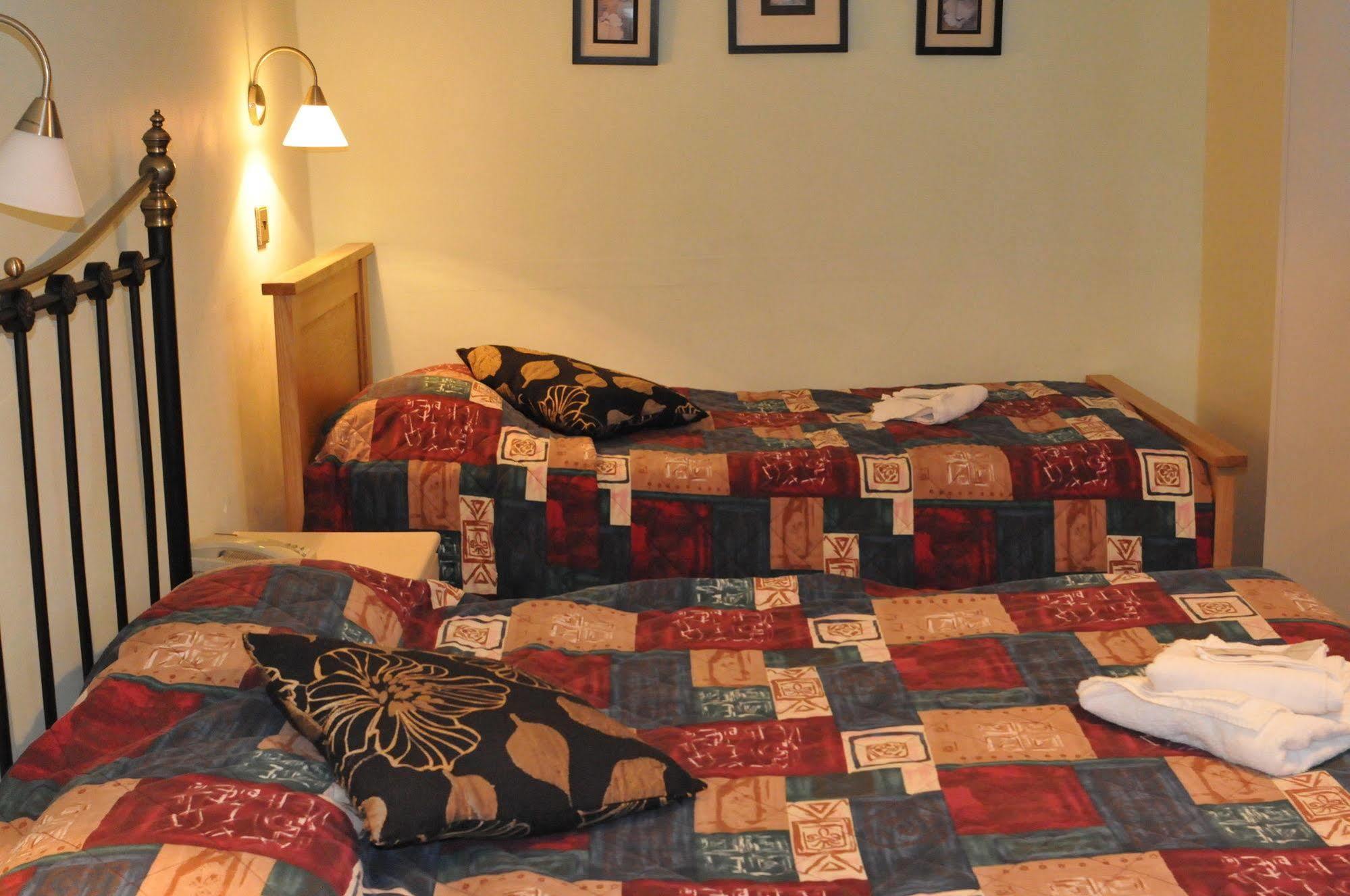 Oyo Ridgeway Hotel Чингфорд Екстериор снимка