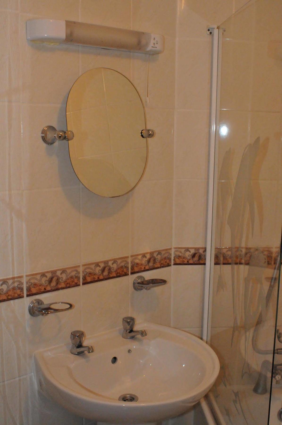 Oyo Ridgeway Hotel Чингфорд Екстериор снимка