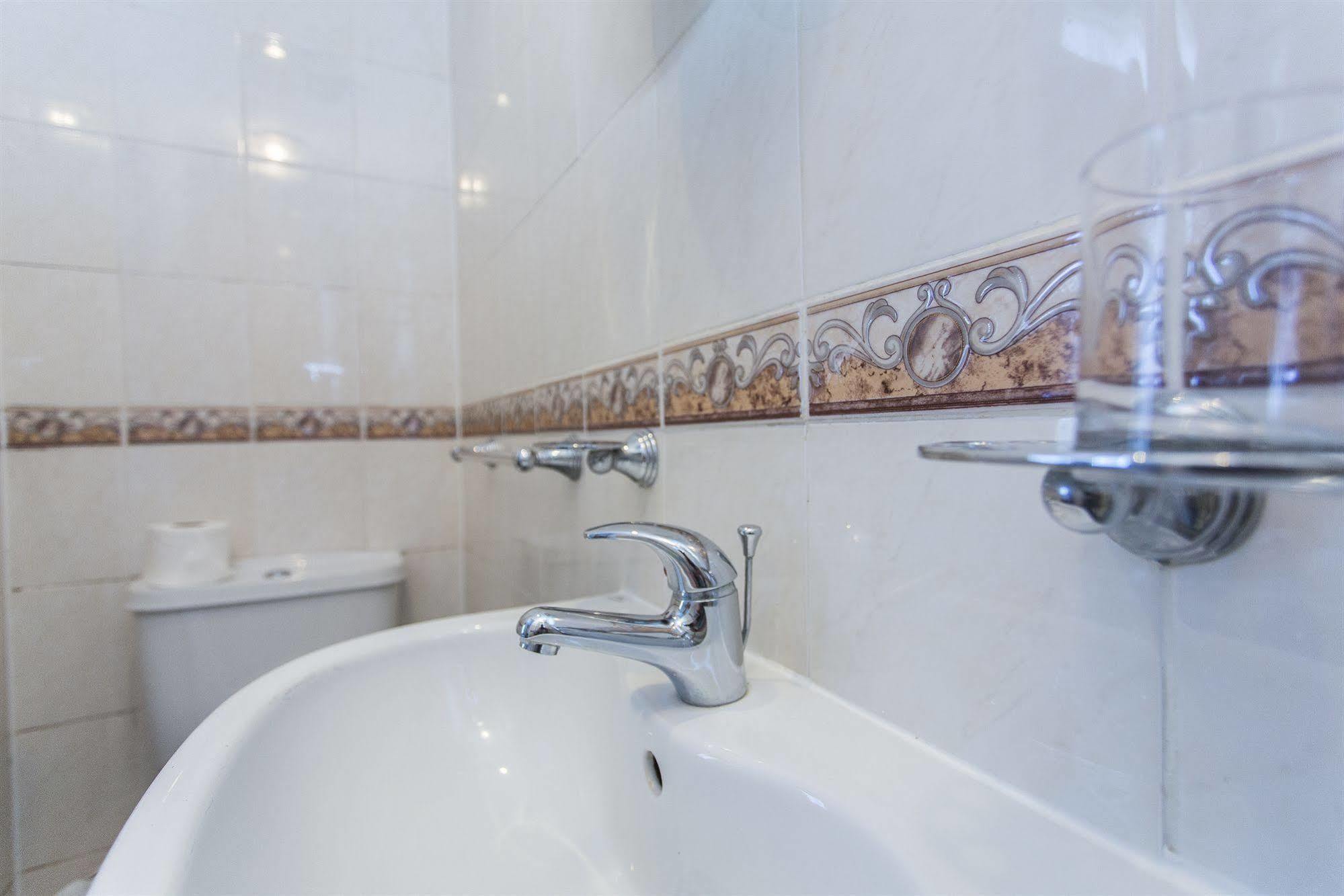 Oyo Ridgeway Hotel Чингфорд Екстериор снимка
