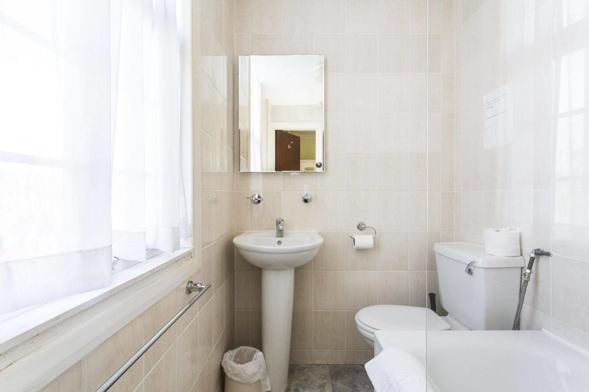 Oyo Ridgeway Hotel Чингфорд Екстериор снимка