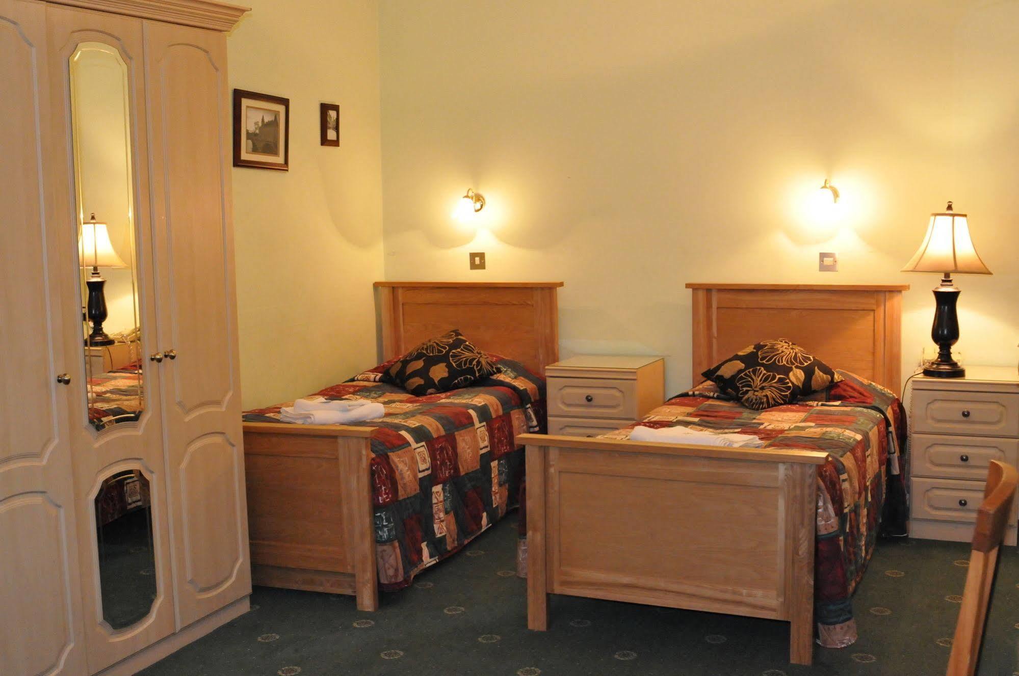 Oyo Ridgeway Hotel Чингфорд Екстериор снимка
