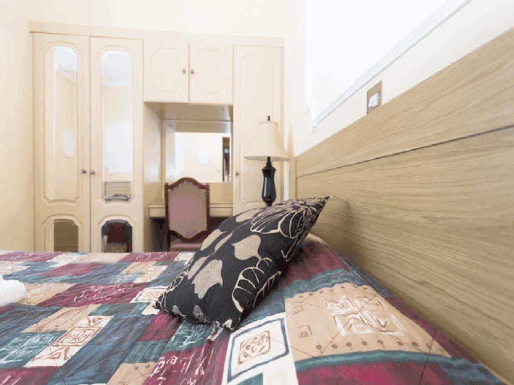 Oyo Ridgeway Hotel Чингфорд Екстериор снимка