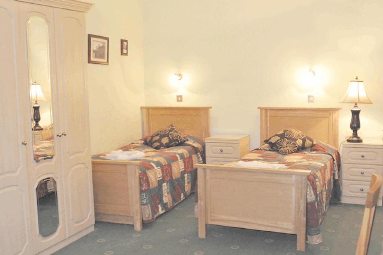 Oyo Ridgeway Hotel Чингфорд Екстериор снимка